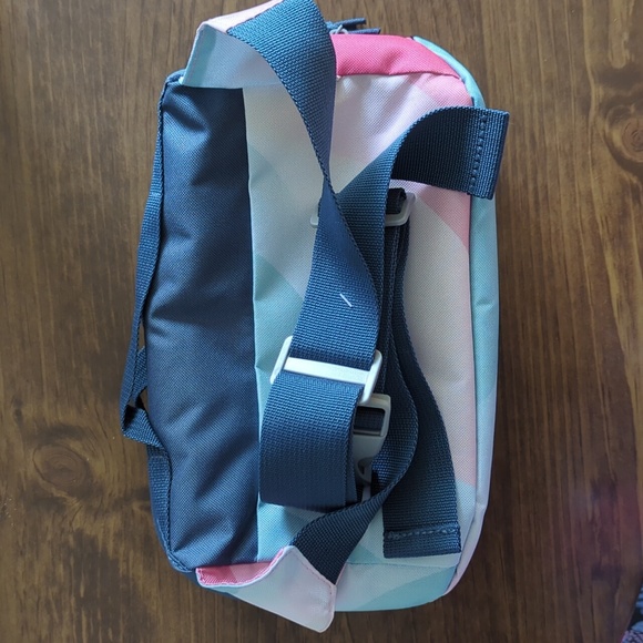 Igloo Pink and Blue Hip Pack - Picture 2 of 6